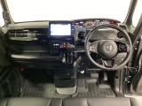 車内は光触媒抗菌消臭施工済です。インパネ周りはスタイリッシュなデザインで機能や装備も充実しています。グローブボックスやカップホルダーのほかにトレーなどたくさんの収納スペースが付いています。