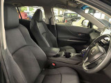 運転席の画像です。足元やシートまわりに余裕があり、リラックスした姿勢で運転が可能です。視界も良好で操作系へのアクセスもしやすく、快適で安心感のあるドライブをサポートします。
