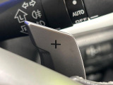 【パドルシフト】ハンドルから手を離さずに素早くシフトアップ&ダウンができるので、エンジンブレーキを使う下り坂や高速道路の合流で加速したい場面で役立ちます。