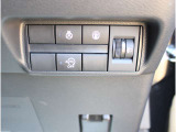 ステアリングヒーターのスイッチが運転席正面右下にございます。スイッチONで冷えた手も温まるので、冬の運転にうれしい快適装備ですね(*^^*)  アイドリングストップは燃費の向上をアシストします。