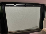 【ロールサンシェード】日差しを遮りつつ、プライバシーも守れる優れもの。窓枠一体型なら見た目もスマートで、出し入れの手間もゼロ。暑い日の移動をグッと楽にしてくれます。
