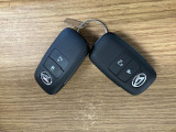【スマートキー】 スマートキーを携帯していれば、ドアハンドルのボタンを押してロックの解除ができ、パワースライドドア(左側)もワンタッチで開閉できます。