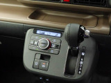 運転のしやすいインパネシフトです。運転席の足元も広くとても快適ですよ。