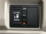 【片側パワースライドドア】片側がパワースライドドアになっており、運転席のスイッチやスマートキーでも開閉が可能です!開口部も広いので乗り降りも楽々♪