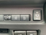 パワースライドドア装備。後席の方も乗り降り楽々です。ハンズフリーオートスライドドアなので荷物がいっぱいのときは足で開閉できます!