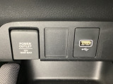 アクセサリーソケットはUSBのアダプターなどをつければ、スマホの充電にも使えます。横にはナビゲーション用の外部入力可能なUSB端子がついており、周辺には物が置けるトレーがついています。