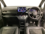 車内は光触媒抗菌消臭施工済です。インパネ周りはスタイリッシュなデザインで機能や装備も充実しています。グローブボックスやカップホルダーのほかにトレーなどたくさんの収納スペースが付いています。