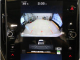 後方映像を11.6インチディスプレイに表示し、ステアリング連動ガイドラインが駐車をサポート。さらに後退時はリヤ4センサーが障害物を検知し、必要に応じてブレーキが作動します。