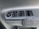 電動格納式ドアミラー付き。 狭い駐車場へ停めた時に、ボタン1つで左右のミラーをたたむ事ができます。