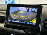 リバースギアに入れるだけで後方の表示へ切り替わります。夜間や雨の日の駐車も楽になりますよ。