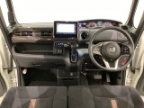 車内は光触媒抗菌消臭施工済です。インパネ周りはスタイリッシュなデザインで機能や装備も充実しています。グローブボックスやカップホルダーのほかにトレーなどたくさんの収納スペースが付いています。