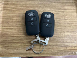 【スマートキー】 スマートキーを携帯していれば、ドアハンドルのボタンを押してロックの解除ができ、パワースライドドア(左側)もワンタッチで開閉できます。