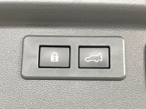 【パワーバックドア】スマートキーや運転席のボタンを押すだけでリアゲートが自動で開閉します!荷物を持っている時や、高い位置にあるバックドアを閉める際に便利な機能です♪
