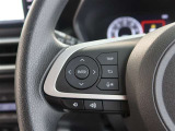 ステアリングスイッチ付き。前方から目を離すことなく操作することが可能です。