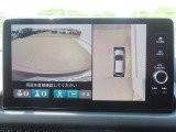 【マルチビューカメラシステム】フロントビューだけでなく、グラウンドビューも表示!自車を上空から見下ろしたような映像が表示されるので、駐車時などにドライバーの死角を減らすことができます。