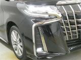 LEDヘッドライトです。デザイン性がよくとても明るいので、夜間の走行や悪天候でも安心です。しかも長寿命!