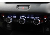 運転席と助手席の温度設定の変更が可能な左右独立タイプのデュアルエアコンです♪♪♪暑がりな人・寒がりな人も誰もが車内を快適にお過ごしいただけます♪♪♪