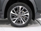 アルミホイールを装備、タイヤサイズは225/50R18です。