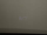 ヘッドアップ・ディスプレイ(HUD)現在のスピードや、前方の車線情報など、運転に必要な情報を、目の前のウインドウガラスに表示する機能です。これにより、目線の移動が少なく済み、安全です。