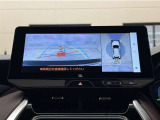 真上から見下ろしたような視点で車とその周囲を確認出来る画面と、車両後方を映し出すバックモニター画面の2つを表示してくれます。