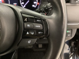 ハンドル右側にはクルーズコントロールのスイッチが装備され、運転中の操作も安心して行えます。