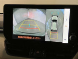 映像で見づらい車両周辺の確認をアシスト。クルマを真上から見ているような映像を表示。 運転席から確認しにくい車両周囲の状況を把握。