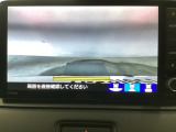 【バックカメラ】運転が苦手な方も車庫入れラクラクです!ギアをリバースに入れれば自動的に切り換わりますので、面倒な操作は不要です♪狭い駐車場もお車を傷つけず安心ですね!