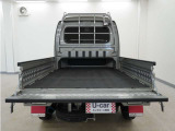 荷台は広く様々な荷物を載せて運んでいただけます またゲートプロテクター付きでゲートの上面を保護します