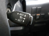 クルーズコントロール機能付き。高速道路などでアクセルを踏まず設定速度を保ち、ドライバーの負担を軽減します。