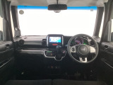 【前方視界】開放的な前方視界!運転がしやすく疲れにくいです♪窓が大きく、見通しがとっても良いおクルマですよ♪