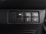 パワーテールゲートの開閉、横滑りを防ぐVSA等のスイッチ類は運転席の右側、手の届きやすい位置にあります。