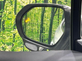 【ブラインドスポットモニター】走行中、ドアミラーの死角になりやすい箇所に後続車が接近するとサイドミラーのレンズに警告を表示!ドライバーに注意喚起をしてくれます。