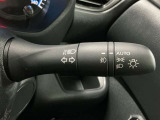 【オートライト】車のセンサーが周囲の明るさを感知し、自動でヘッドライトを点灯・消灯する機能です。この機能は夕暮れ時の交通事故が多い時間帯の安全性を高めてくれます。