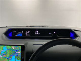 メーターが運転席から見やすいインパネ中央部に配置してるので走行中の視線移動が少なく快適です。