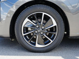 標準装備の純正16インチアルミホイール。タイヤサイズは185/60R16です。