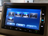 CD、DVD、Bluetooth、AM、FM、スマートフォン接続ができます。