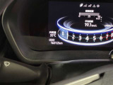 視認性に優れたメーターを採用しており、走行中でも車速や情報が分かりやすく表示されます。運転時の視線移動をむりのない範囲に抑え、快適で安心感のあるドライブをサポートします。