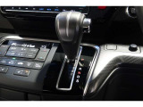 インパネシフトだから視線の移動も少なく足元もスッキリ♪運転席もゆったりしているのでゆとりを持ってドライブできますね!