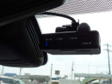 事故に遭遇してしまった時など、品質の高い映像と音声で運転の記録するドラレコ。ドライブの思い出を記録に残したい方や、ご自身のドライビングをチェックされたいお客さまにもおすすめですね