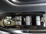 パワーウィンドウスイッチで運転席から全席の窓の開閉ができます。