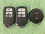 スマートキー付きですからドアロックの開閉およびエンジンスタートが楽々です。電動スライドドアの開け閉めもボタンで操作できます。加えて、純正リモコンエンジンスターター用の操作キーもついています。