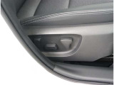 運転席は、パワーシートになっていて運転ポジションが調節しやすくてとても便利ですよ(^^)/