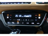 運転席と助手席の温度設定の変更が可能な左右独立タイプのデュアルエアコンです♪♪♪暑がりな人・寒がりな人も誰もが車内を快適にお過ごしいただけます♪♪♪