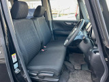 運転席まわりには十分なスペースがあり、大柄な方でもゆったり運転していただける環境です。