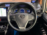 【純正革巻きステアリング】上質な革を使用することで、手にしっかり馴染みとても運転しやすいハンドルです♪