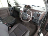 シンプルで使いやすいデザインの運転席です。