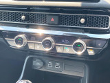 【左右独立型フルオートエアコン】運転席と助手席でそれぞれお好みの温度に設定可能。同乗者にも配慮した、快適な空調をお届け致します。