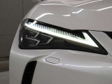 LEDヘッドランプにはアダプティブハイビームシステム「AHS」を採用。光検出カメラで車両検出をし、先行車や対向車に直接ハイビームを当てないように部分遮光します。