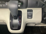 CVT車のセレクトレバーです。低速から高速まで、変速ショックのないスムーズな走りと、エンジン効率のよい領域を維持して燃費にも貢献します。サイドブレーキはスイッチ操作の電子制御パーキングブレーキです。