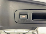 【パワーテールゲート】スマートキーのリモコンまたは運転席ドア・テールゲートのスイッチ操作で自動的に開閉します。女性の方でも楽々開閉出来て、とても便利です